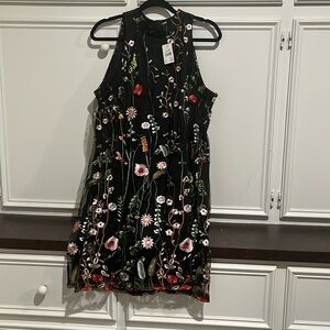 Sleeveless dress with beautiful flowers embroidered all